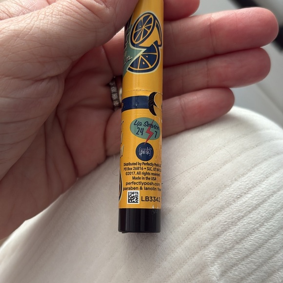 Perfectly posh lot. buzzPeel body peel and lip balm in lemon chiffon BNIP - Picture 6 of 7